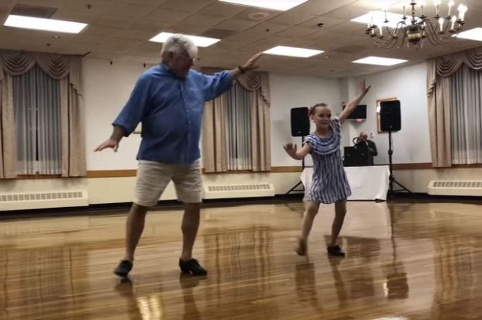 Внучка и дедушка танцуют чечетку