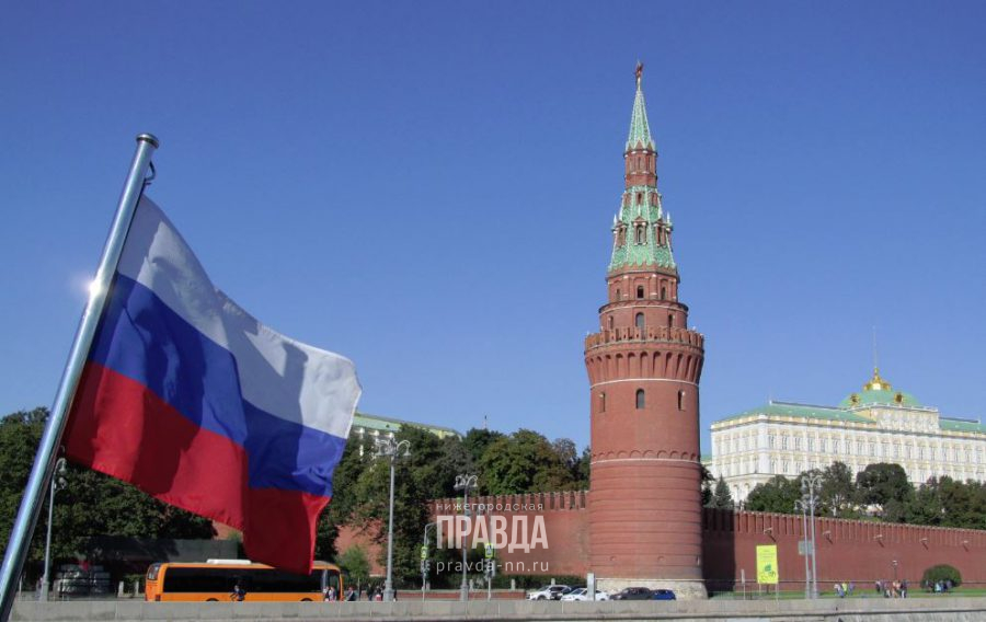 Фото кремль флаг. Москва Кремль флаг. Московский Кремль с флагом. Кремль символ России. Флаг России над Кремлем.