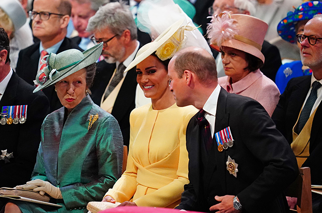 Меган Маркл, принц Гарри, Кейт Миддлтон, принц Уильям посетили службу в честь королевы Елизаветы II Монархии