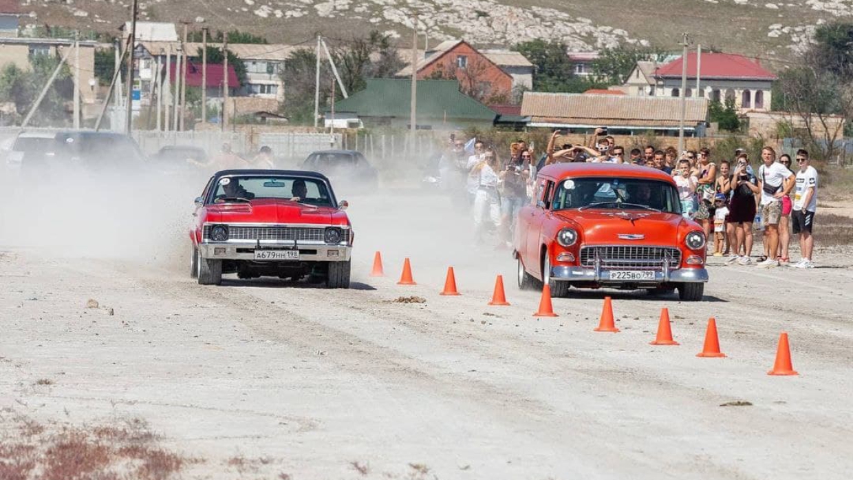 Легендарные американские машины прокатились по Крыму в ходе автопробега