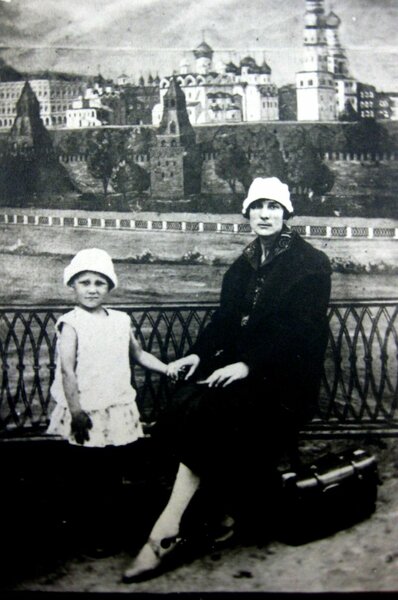 Зоя с мамой, 1926 год. Источник: wikipedia.org