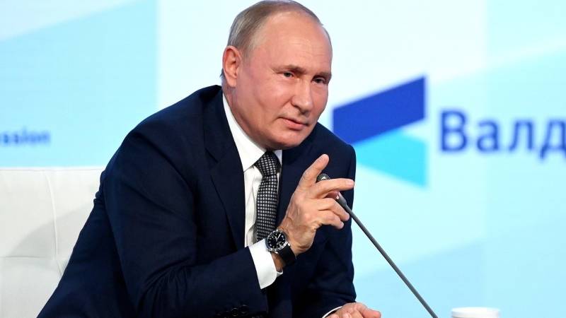 В Сеть попало видео, на котором Владимир Путин «спасает» оператора от падения в Сочи