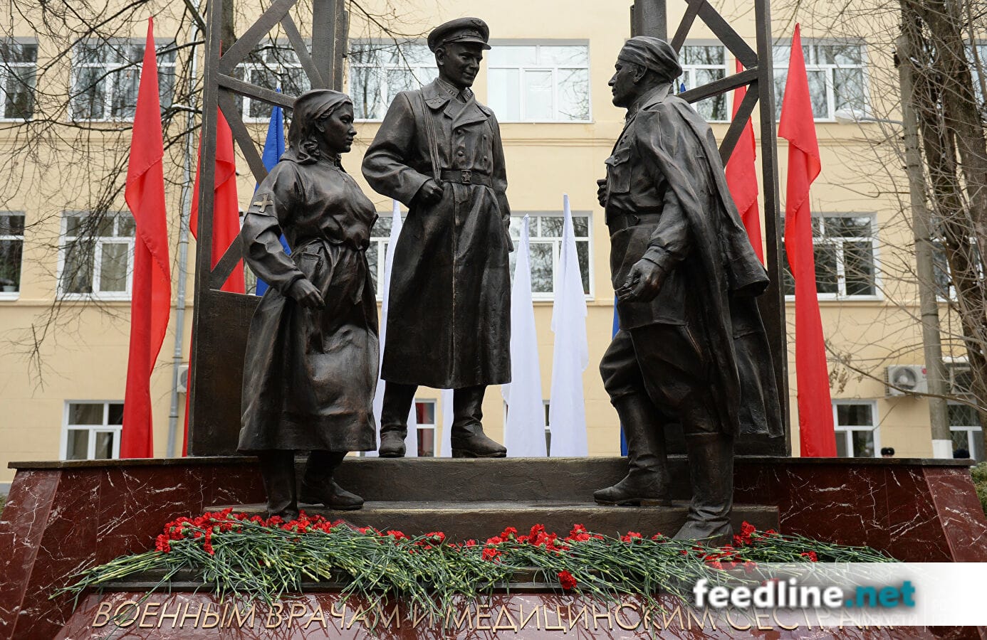 Памятник на левом берегу. Памятник военным врачам Химки. Памятник врачам и медсестрам в Химках. Памятник военным врачам и медсестрам Химки. Памятник военным медикам Тула.