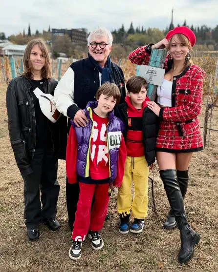 Дмитрий и Полина Дибровы с детьми