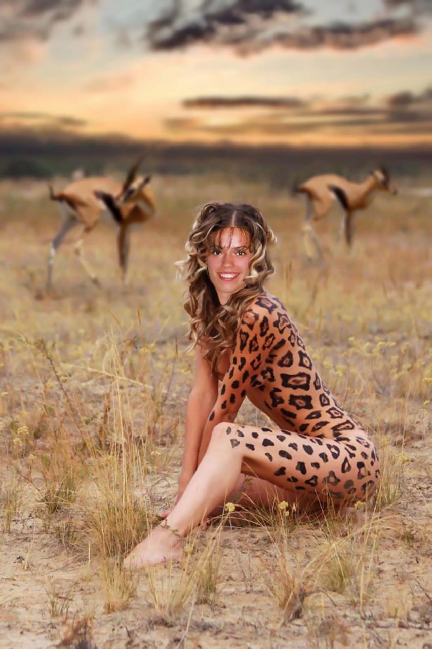 Девушка в леопардовой шкуре