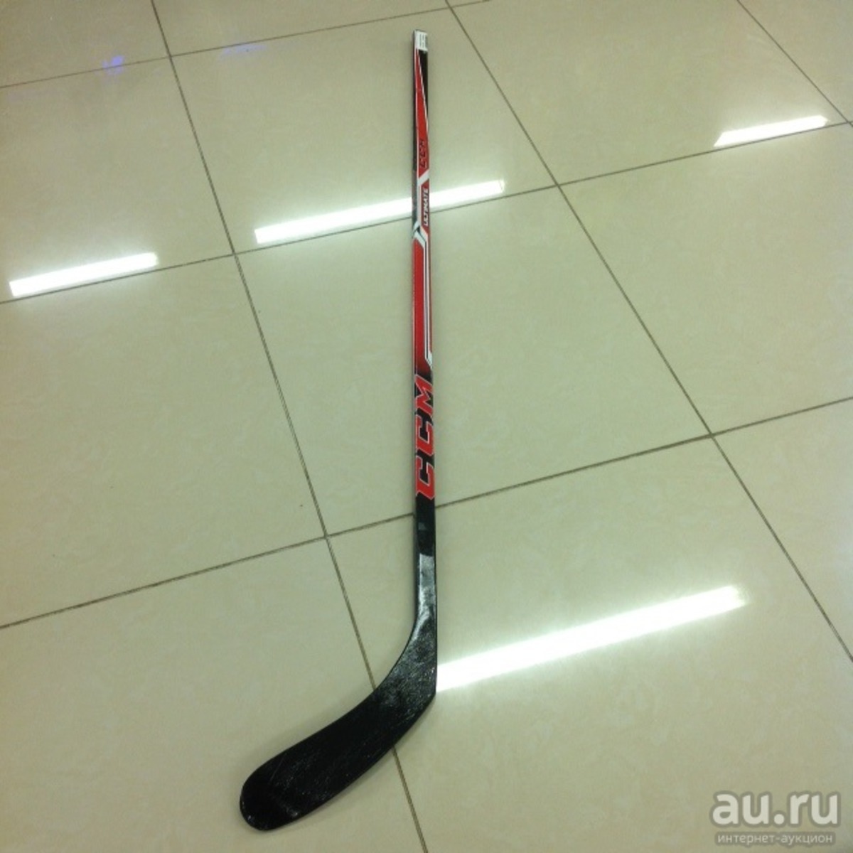 Болельщик отобрал клюшку у хоккеиста и продал ее за 40 тысяч рублей