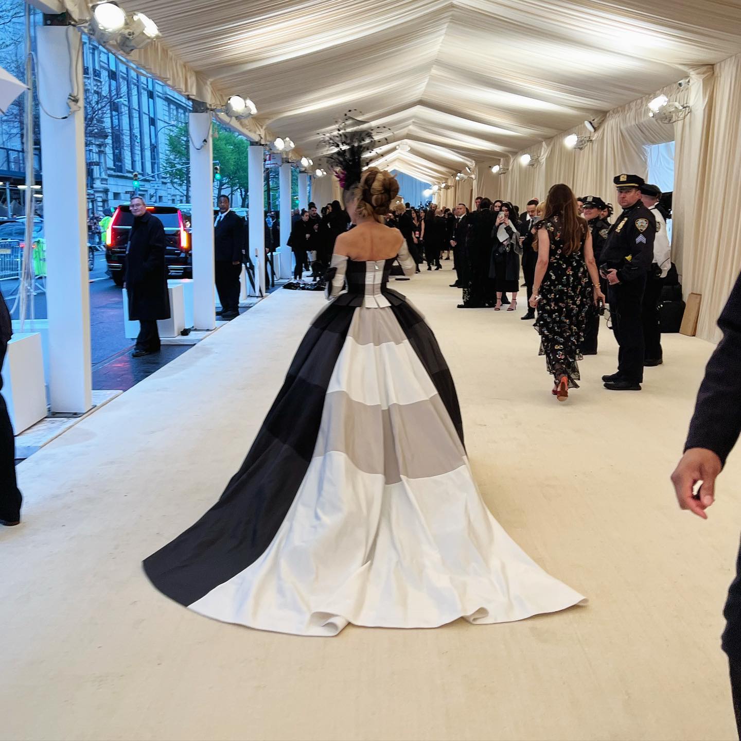 Met Gala 2022: самые безумные наряды звёзд на красной дорожке