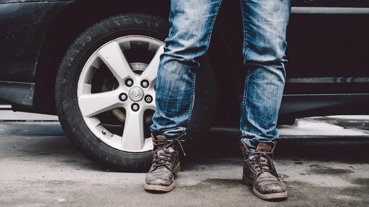 Юрист Уткин посоветовал сначала сфотографировать авто при повреждении во дворе