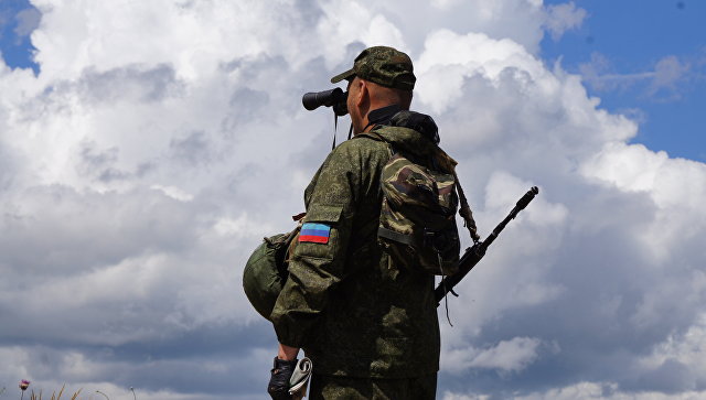 Военнослужащий Народной милиции ЛНР на позициях у линии соприкосновения в Донбассе. Архивное фото