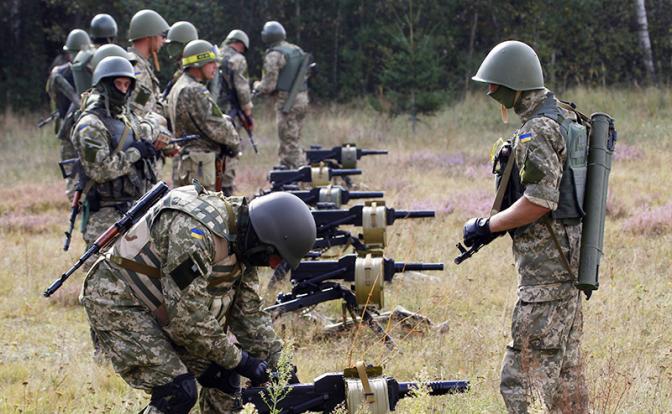 На фото: мобилизованные украинские солдаты во время учений на полигоне.
