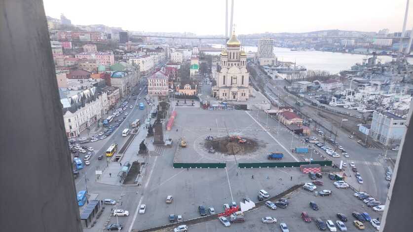 Владивосток в августе. Фонтан на площади Владивостока. Сухой фонтан во Владивостоке. Фонтан во Владивостоке на площади борцов.