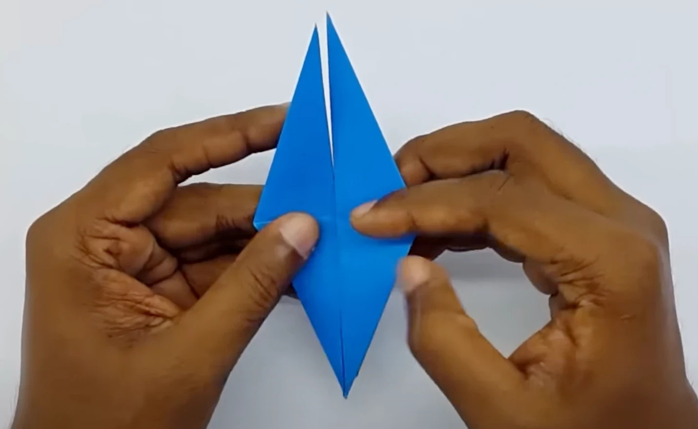 Птица из бумаги в технике оригами: три простых мастер-класса для вас и ваших детей работу, с другой, на фото, и загладьте, чтобы, уголок, линии, к центральной, показано, стороны, квадрат, клапан, вверх, внутрь, отделите, и загните, из бумаги, работы, загните, пополам