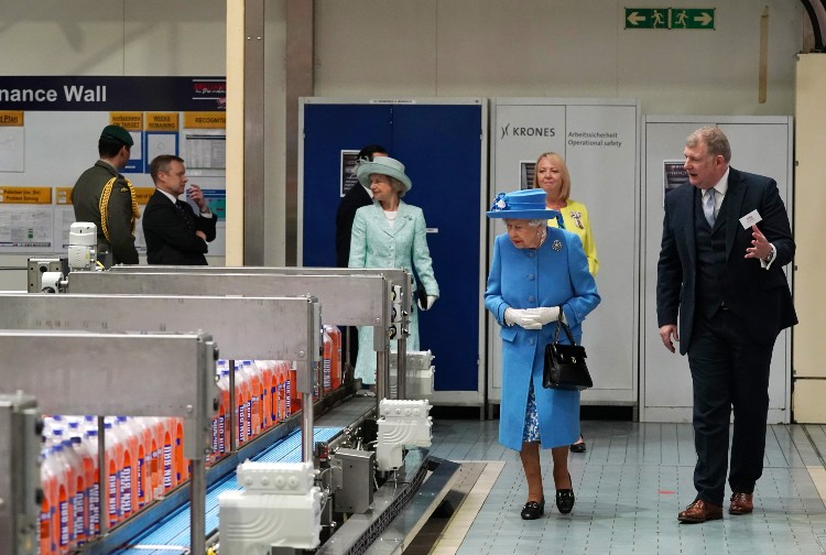 Королева Елизавета II и принц Уильям посетили завод газированных напитков в Шотландии Монархи,Британские монархи