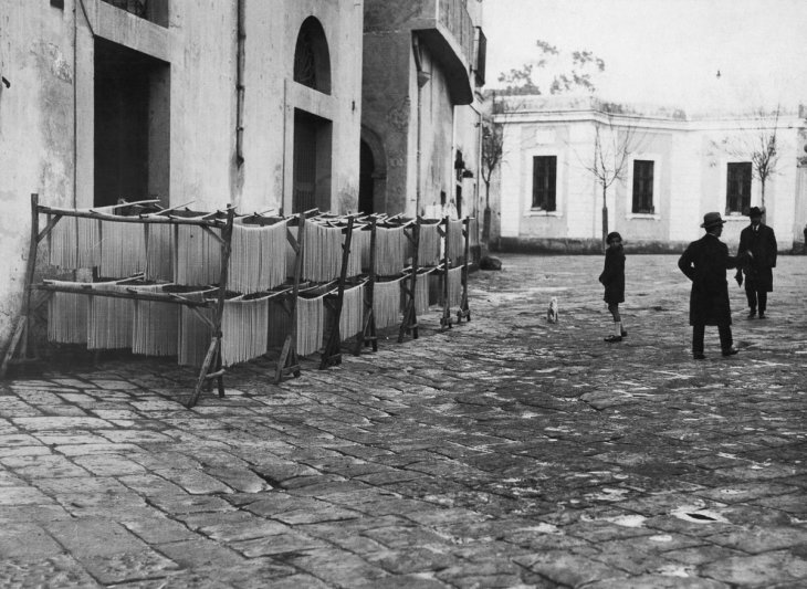 Редкие исторические фотографии: Как делали макароны в начале 20 века Редкие исторические фотографии: Как делали макароны в начале 20 века