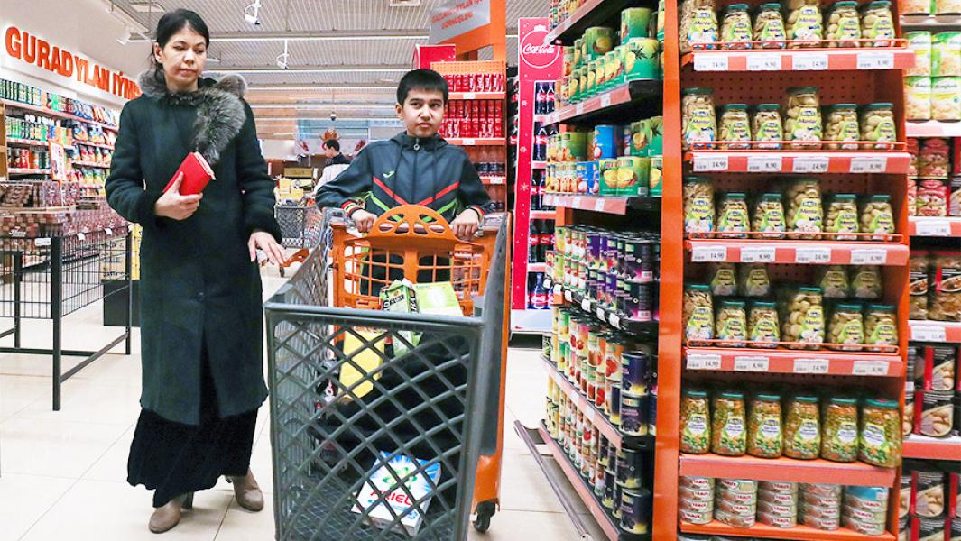 Покупатели в супермаркете торгового центра «Беркарар» в Ашхабаде