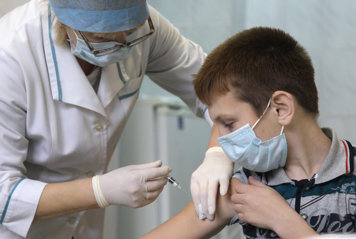 Полная инструкция по вакцинации детей в Петербурге — с телефонами, адресами, без нажима и QR-кодов.