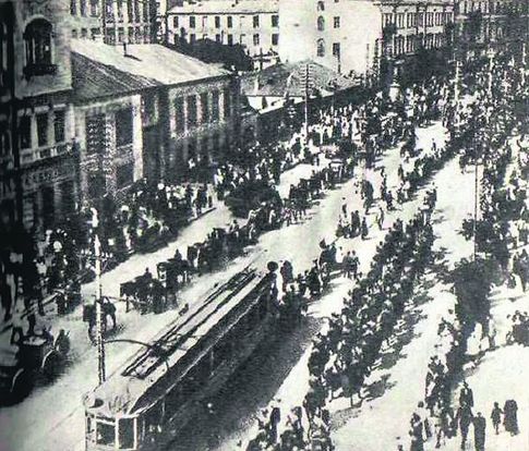 Крещатик, май 1920. Польская армия вступает в Киев, организованно обходя трамвай