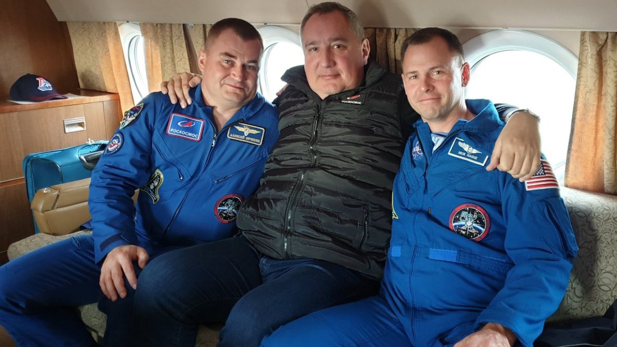 Дмитрий Рогозин со спасенными космонавтами