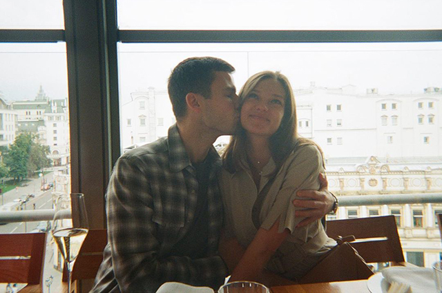 Алеся Кафельникова опубликовала новое фото с мужем Георгием Петришиным Звездные пары
