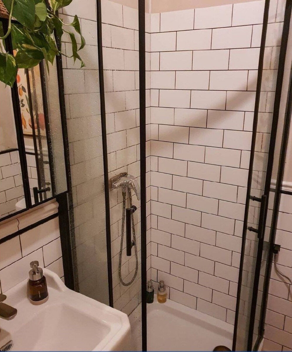 До и после. Дизайнер взялся за маленькую ванную в хрущевке и превратил ее в красивый интерьер увеличить, пространство, маленьких, помогают, знают, комнату, зрительно, дизайнеры, очень, ванной, используют, блестящей, Например, сантехникиВнимание, выбор, Грамотный, немного, помогут, стене, плитке