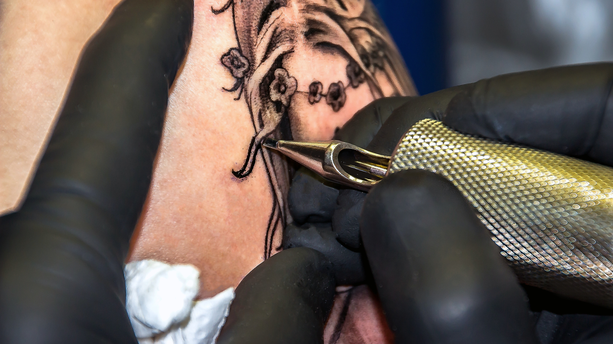 Астропсихолог оценила влияние татуировки на судьбу человека