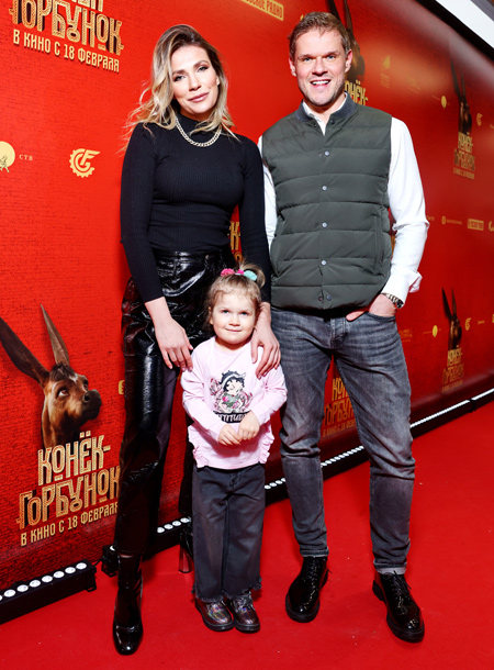 Алексей Чадов с сыном, Мария Кожевникова с детьми и другие гости премьеры фильма "Конек-Горбунок" Звезды,Красная дорожка