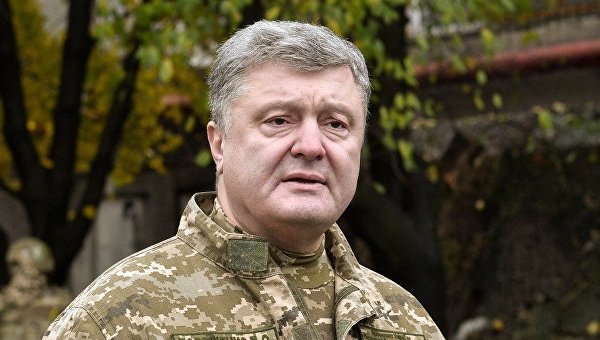 Президент Петр Порошенко в Донбассе. Архивное фото