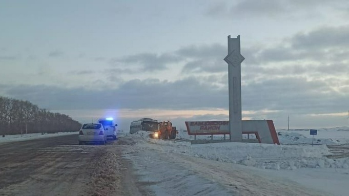 Два пассажирских автобуса съехали в кювет в Алтайском крае во время шторма