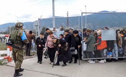 На фото: эвакуация мирного населения Нагорного Карабаха российским миротворческим контингентом