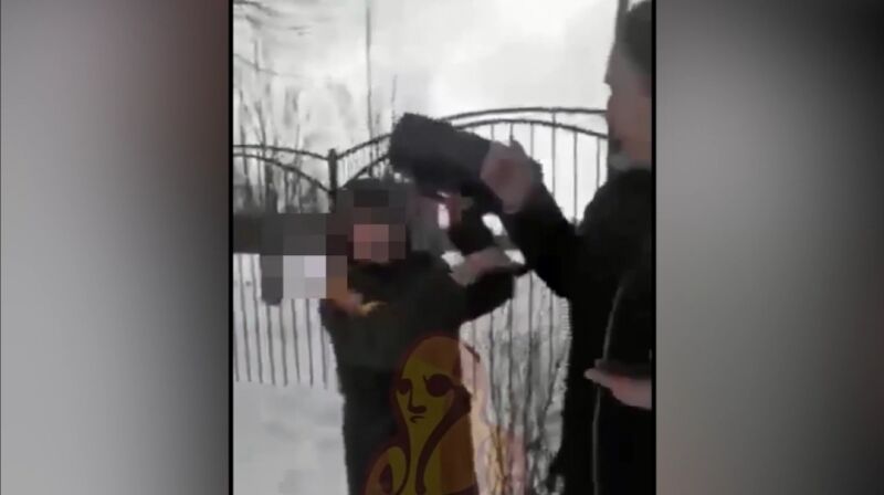 Калининградский школьник обматерил мать после попытки защитить его в драке