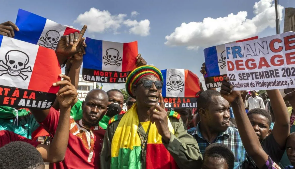 Пока Франция героически борется с Россией в Европе, у неё отбирают африканские сферы влияния. 