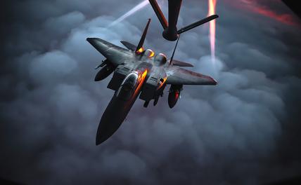 На фото: истребитель F-15E Strike Eagle ВВС США отрывается после дозаправки в воздухе от Stratotanker KC-135 во время патрулирования в рамках операции «Непоколебимая решимость» (Inherent Resolve) над Ираком.