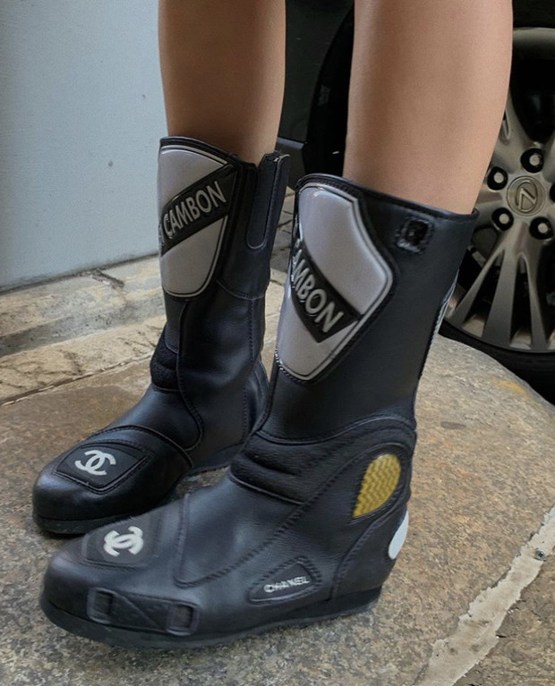 Фото №2 - Что носить в дождь? Эльза Хоск выбирает ботинки мотоциклиста, и это очень стильно!