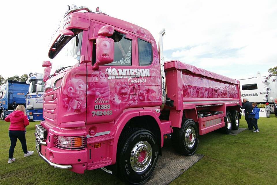 Ярко-розовый грузовик самосвал Scania “Принцесса” - он собирает пожертвования для маленьких пациентов Ярко-розовый грузовик самосвал Scania “Принцесса” - он собирает пожертвования для маленьких пациентов авто