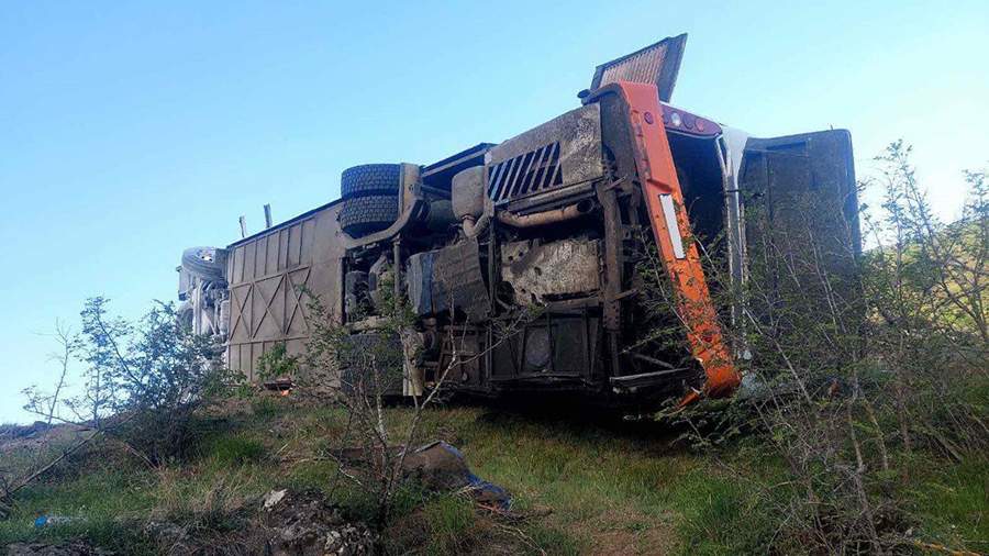 В Армении два человека погибли и 20 пострадали при падении автобуса в овраг