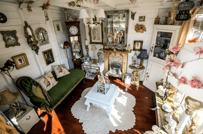 Она сделала из старого сарая микро-особняк, чтобы укрыться в нем от мужа и детей Она сделала из старого сарая микро-особняк, чтобы укрыться в нем от мужа и детей