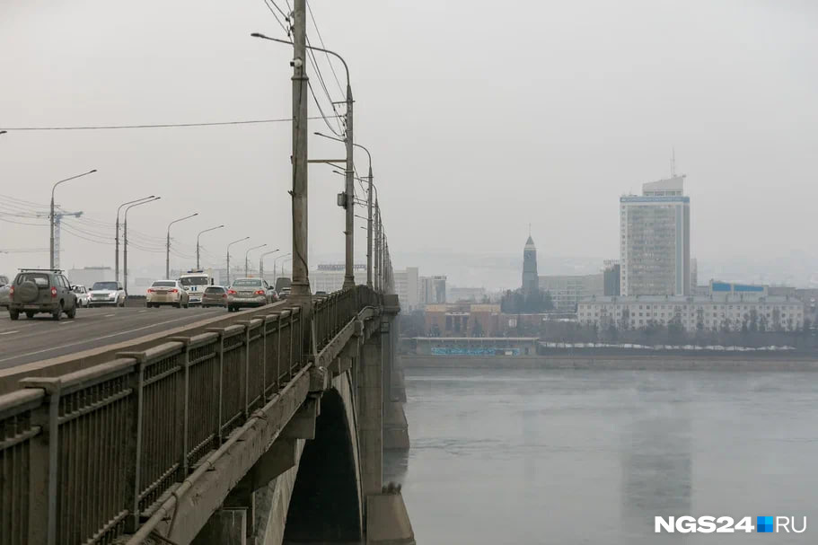 Правый берег Красноярска встал в пробку из-за ДТП на Коммунальном мосту