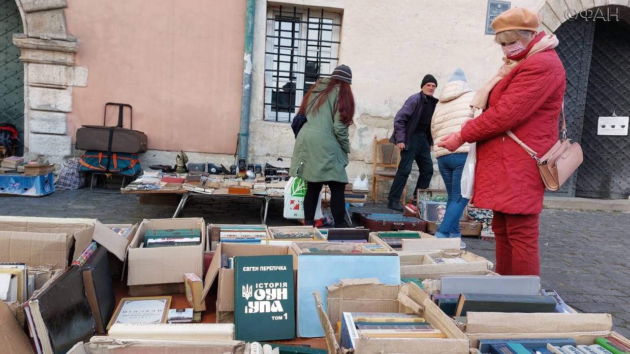 Во Львове националисты охотятся на торговцев советской символикой Политика