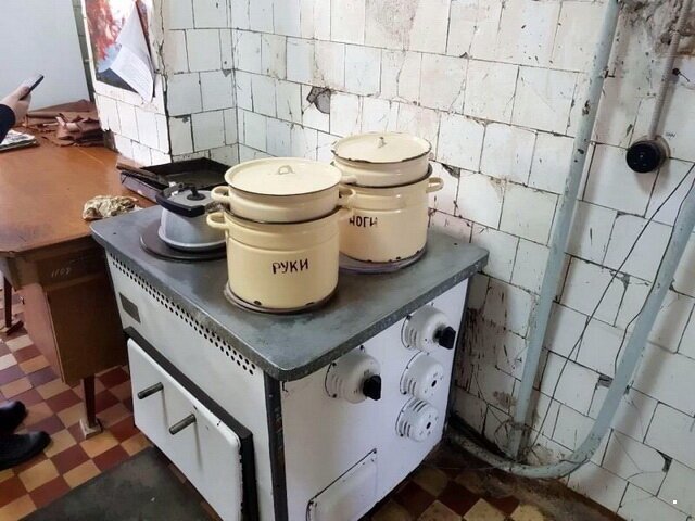 - Я где-то слышала, что Wi-Fi особенно вреден для женщин. - Конечно, вреден! Полы не помыты, жратва не готова, а всё потому что Wi-Fi! приколы