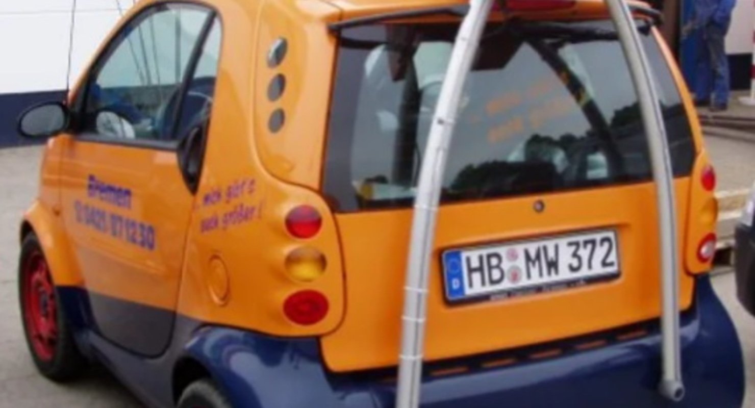 В Европе заметили малолитражную машину с подъемным краном на крыше