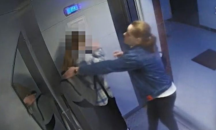 Нападение дочь. Девушка в лифте. Кадры с видеокамер. Камера в лифте. Скрытый камера в лифте.