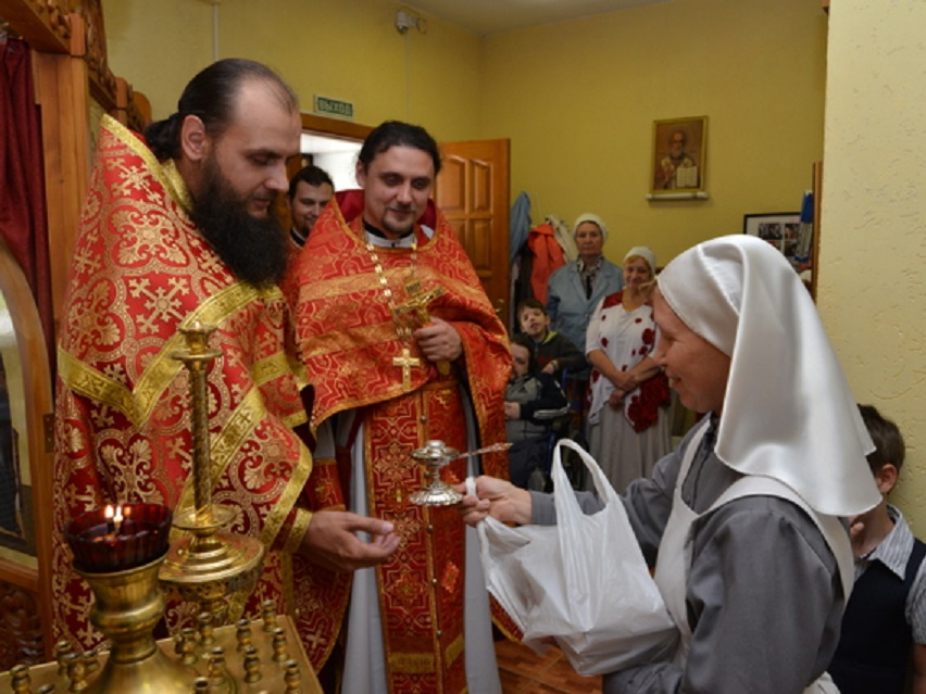 Что можно подарить священнику?