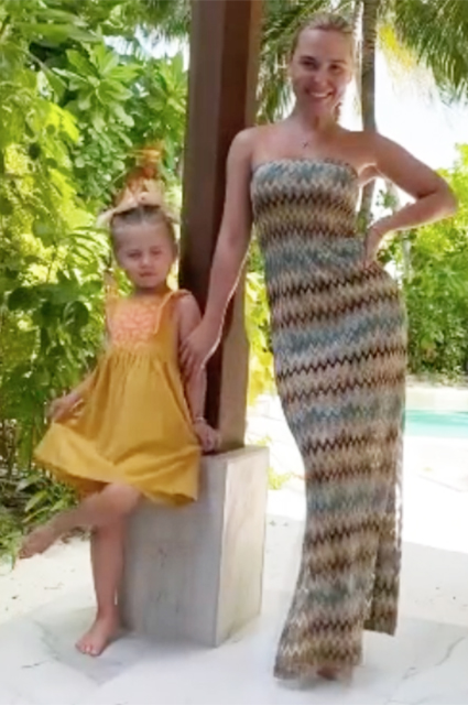 Веселый день рождения и купание в океане: как Пелагея с дочерью отдыхают на Мальдивах Звездные дети