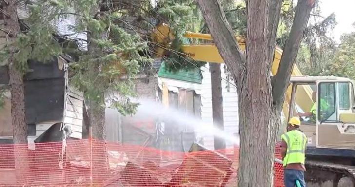 Старый дом определили под снос, как вдруг рабочие услышали тонкий писк изнутри