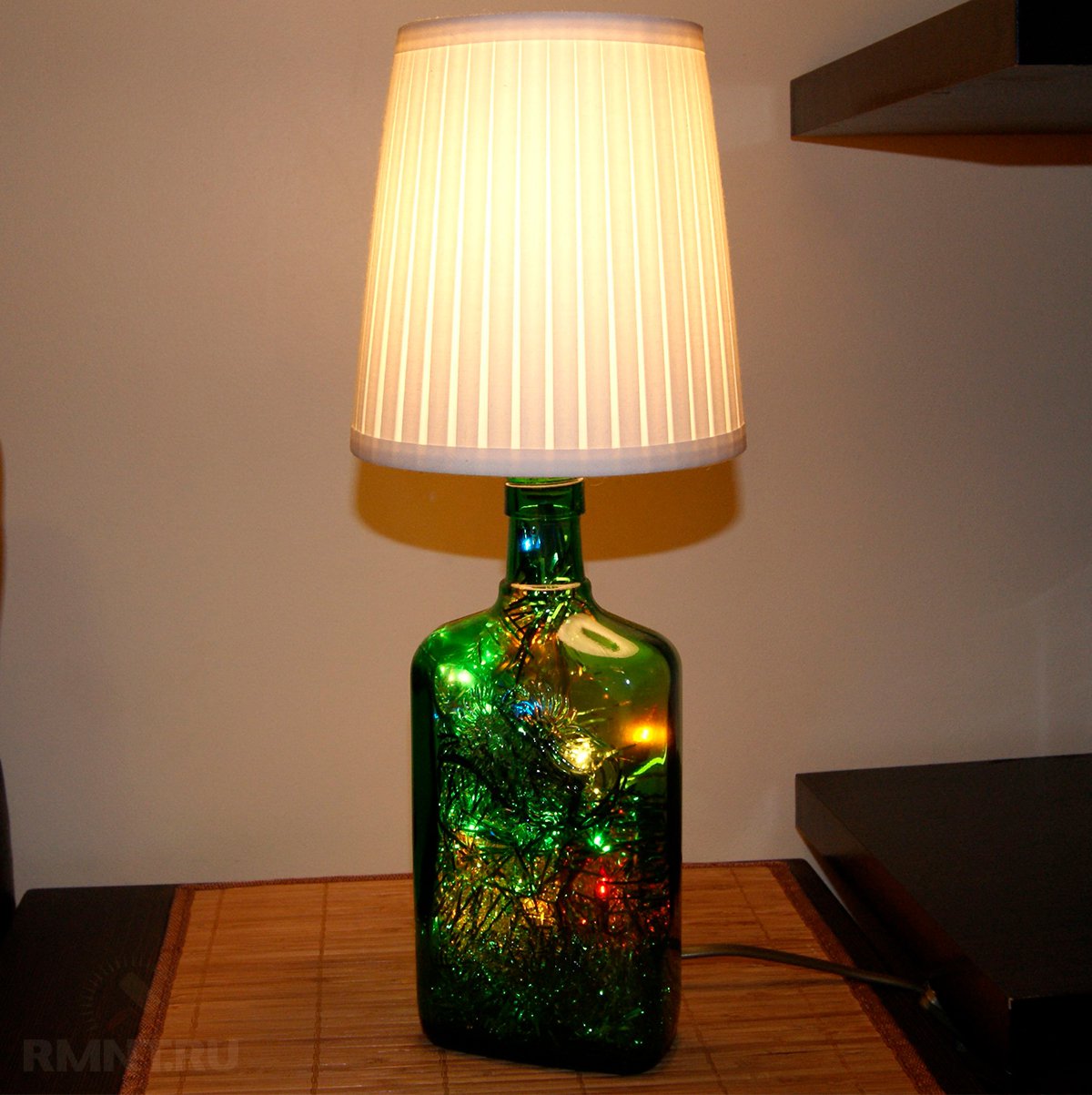 настольная лампа из стеклянной бутылки