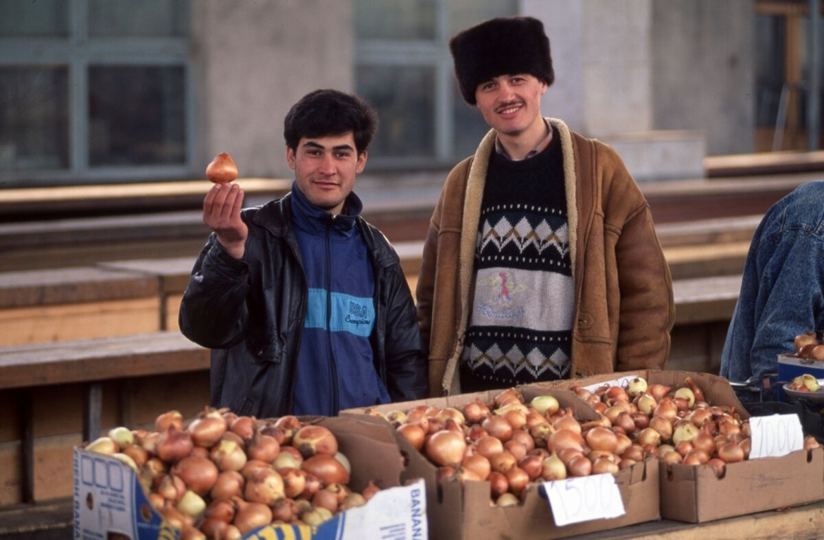 "Девушки, бандиты, водка, разруха": архивные снимки и воспоминания о 90-х