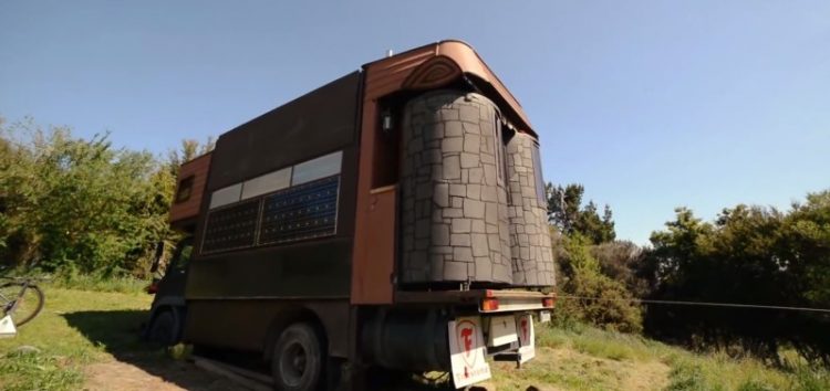 Они своими руками превратили старый грузовичок в… персональный дворец!