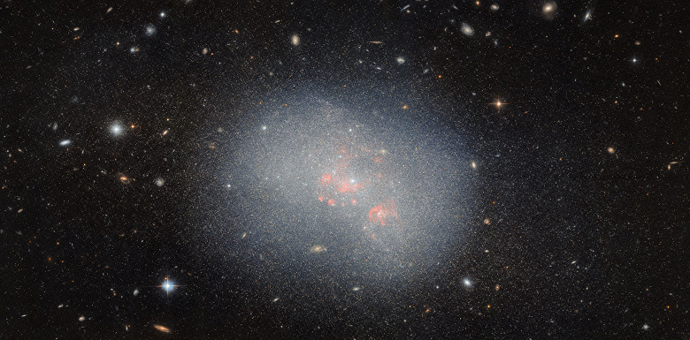 «Хаббл» обнаружил карликовую галактику NGC 5238, которая возможно поглотила галактику-спутник миллиард лет назад