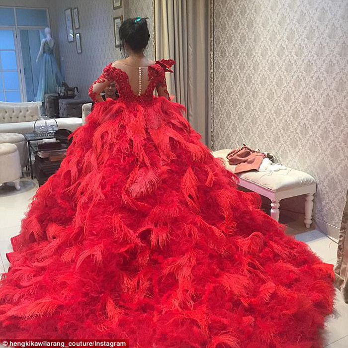Красное платье от Хенги Кавиларанга. Instagram hengkikawilarang_couture.