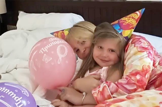 Веселый день рождения и купание в океане: как Пелагея с дочерью отдыхают на Мальдивах Звездные дети